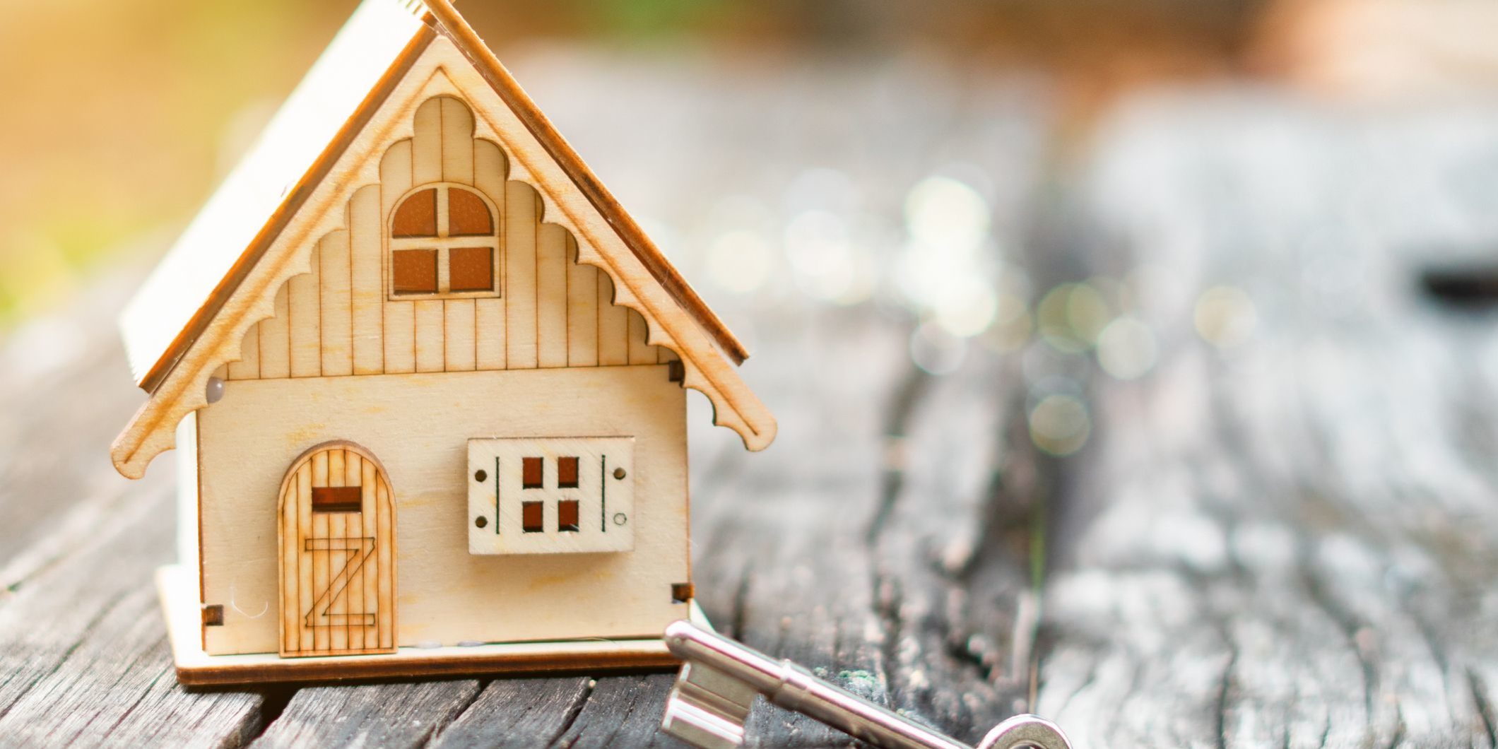 house-and-key-on-wooden-table-on-sunlight–background–building-concept-concept-of-selling-real-estate