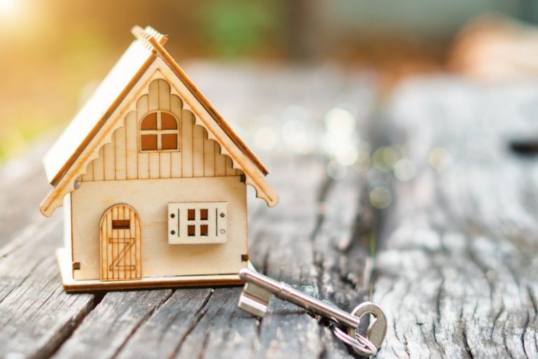 house-and-key-on-wooden-table-on-sunlight–background–building-concept-concept-of-selling-real-estate